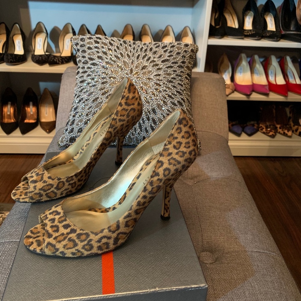 Nine west leopard peep toe pumps❣️